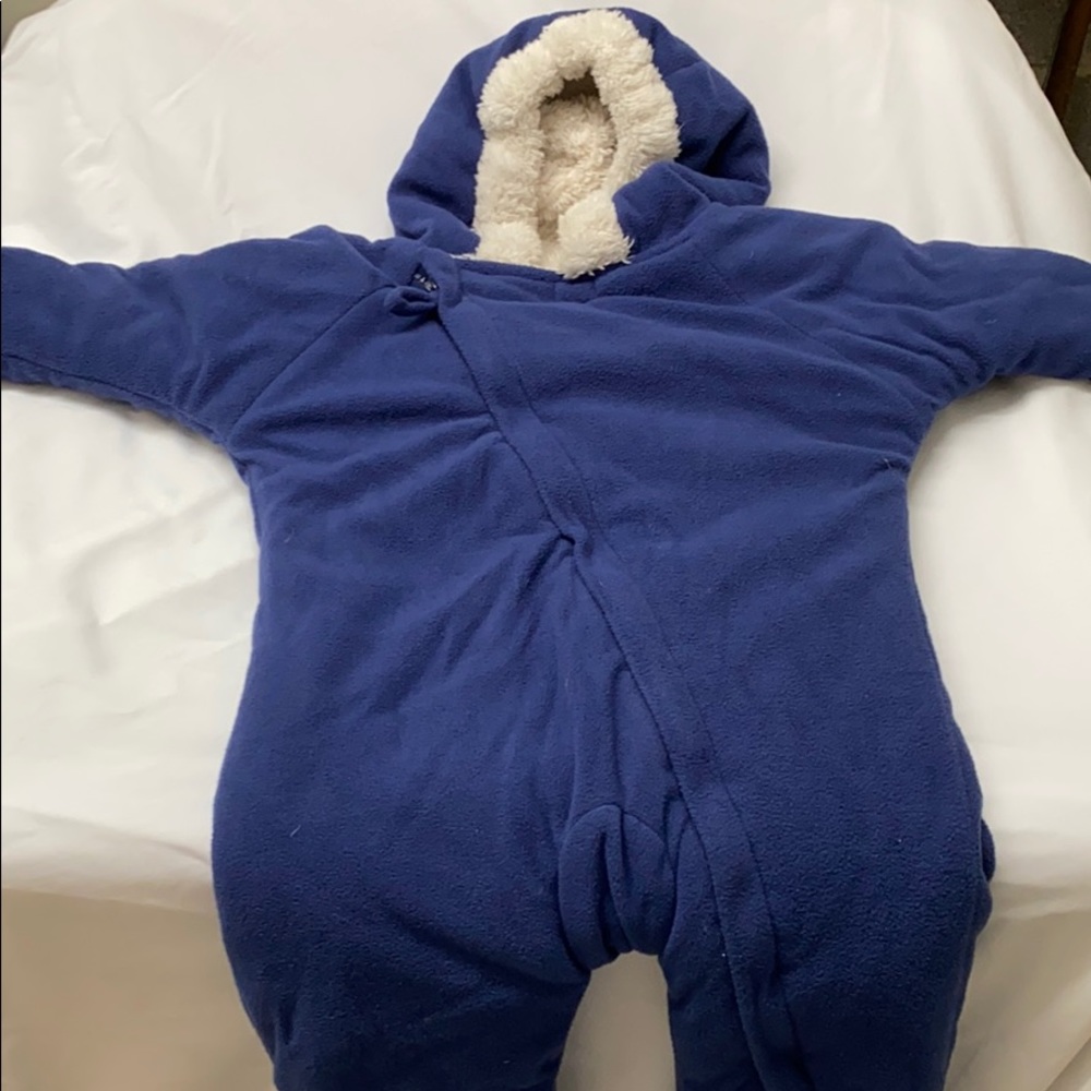 One piece baby coat. Covers cans and feet.